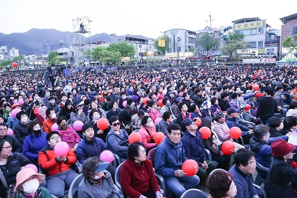 경북도민체육대회 전야제 행사에 참여한 경산시민들.