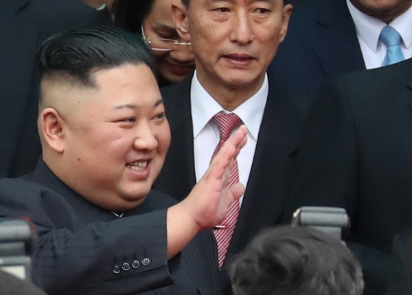제2차 북미정상회담 일정을 하루 앞둔 26일 김정은 북한 국무위원장이 특별열차를 타고 베트남 랑선성 동당역에 도착, 손을 흔들어 인사하고 있다. [뉴시스]