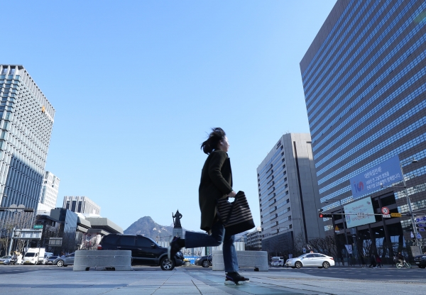 2일 오전 서울 종로구 광화문 광장 네거리에서 시민들이 두꺼운 옷을 입고 발걸음을 옮기고 있다. 2019.04.02. [뉴시스]