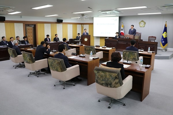 청도군의회(의장 박기호)가 4월 11일부터 12일까지 2일간의 일정으로 제255회 임시회를 개회했다.