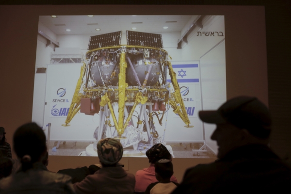 이스라엘 네타냐에서 지구와 우주선의 연락이 끊어진 순간을 생방송 중이다. 이스라엘은 민간에서 자금을 댄 최초의 달 탐사선 역사를 만들기 위해 시도했으나 실패했다. ‘스페이스 IL'은 달에 착륙하기 직전에 지구와 연락이 끊겼고, 과학자들은 이 임무를 실패로 선언했다. 2019.4.11. [뉴시스]