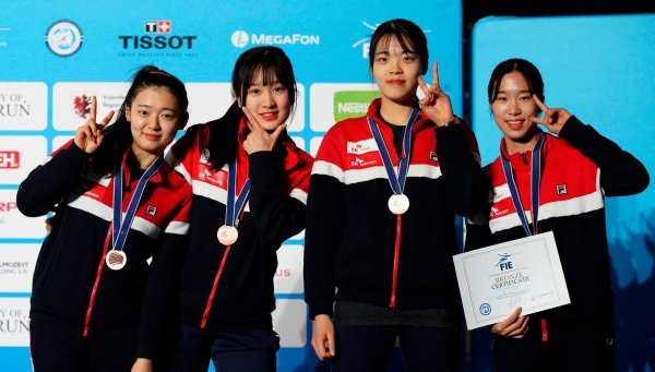 한국 대표팀이 11일(현지시간) 폴란드 토룬에서 열린 2019 세계 청소년 펜싱선수권대회여자 플러레 단체전에서 동메달을 획득했다. (사진=대한펜싱협회 제공)
