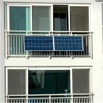 양천구 목4동의 한 아파트에 설치돼 있는 베란다형(거치형) 태양광 미니 발전소.
