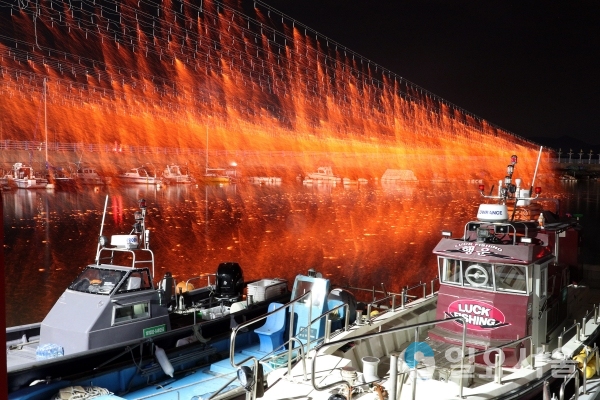 13일 해상불꽃낙화로 황홀한 봄바다에 아름다운 불꽃을 수놓았다. © 창원시 제공