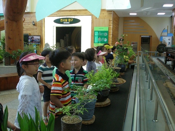 경상북도산림과학박물관에서 야생화를 관람하고 있는 학생들.