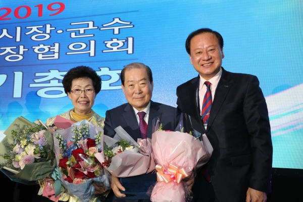 민선 7기 유동균 마포구청장(오른쪽)과 박홍섭 前 마포구청장(가운데) 내외가 함께 촬영한 기념사진