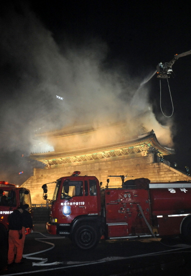 지난 2008년 2월 10일 저녁 서울 숭례문에서 화재가 발생해 소방관계자들이 화재를 진압하고 있다. [뉴시스]