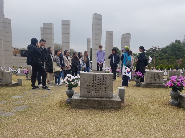 김주열 열사 묘역 방문한 외국인 유학생 탐방단