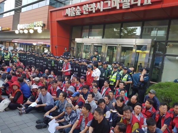 지난해 9월 서울 광진구 성수동에서 제화공들이 코오롱FnC 슈콤마보니 구두에 대한 공임비 인상 등을 요구하며 결의대회를 진행했다. [뉴시스]