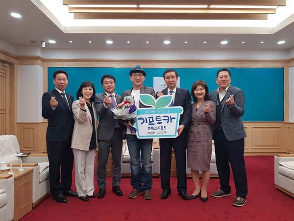 구미시가 19일 국제통상협력실에서 초록우산어린이재단 경북지역본부(본부장 김창연)와 현대자동차그룹이 함께하는 ‘기프트 카’전달식을 개최하고 기념사진을 찍고 있다.