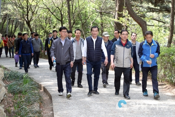 허성무 시장이 시민과 함께하는 팔용산 걷기대회에서 참가자들과 함께 걷고 있다.     © 창원시 제공