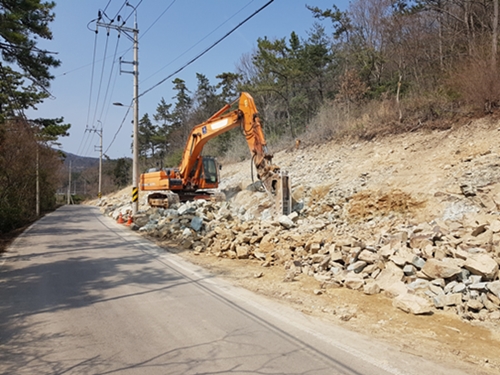 완도읍 도암리 위험도로 구간에 대한 도로확장공사를 하고 있다.