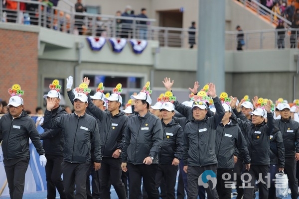 울진군이 경산시에서 개최된 제57회 경북도민체육대회 개회식에서 입장하고 있다.
