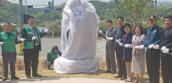 김형일 대외협력처장이 박차양 도의원 등 지역주민 대표들과 함께  준공 기념비 제막식을 하고 있다.