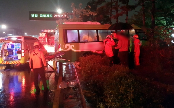 지난 23일 오후 10시 30분경 부산 남구의 한 도로를 달리던 마을버스가 도로변 화단을 넘어가 가로등과 가로수를 들이받았다. [사진=부산경찰청 제공]