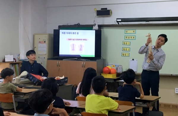 지난해 서대문구 홍연초등학교에서 열린 ‘학교로 찾아가는 어린이 바른 자세 교실’ 모습