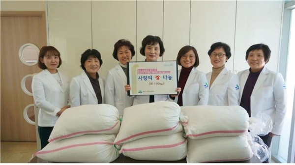 기초생활수급 할머니의 쌀 기탁에 감사하며 송파 보건지소 방문 간호사들이 기념 사진을 찍었다