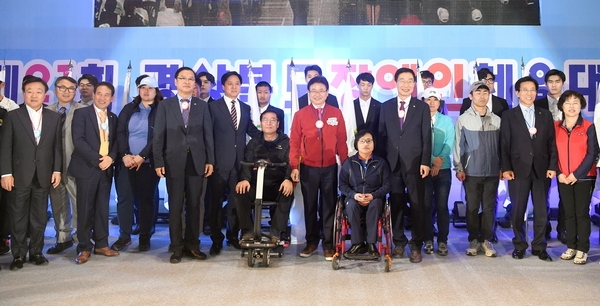‘제21회 경상북도장애인체육대회’개막식에서 이철우 도지사가 단체기념사진을 찍고 있다.