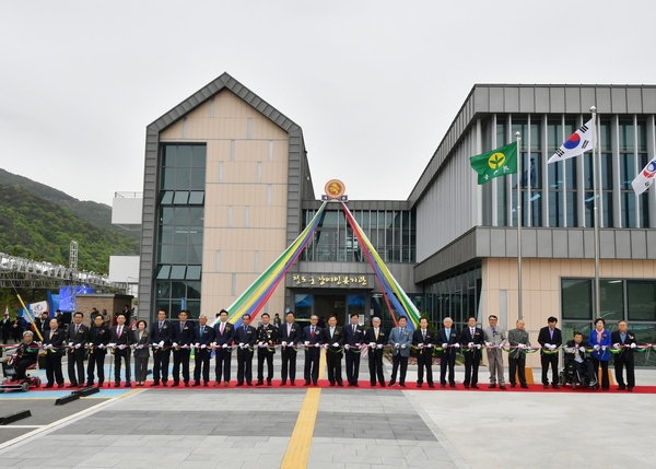 청도군 장애인복지관이 지난 25일 개관 기념식을 개최했다.