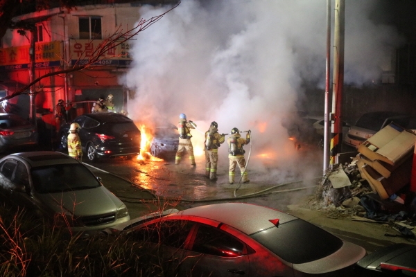 인천 연수구의 한 골목에 있는 차량에서 불이나 소방당국이 진화작업을 벌이고 있다. [사진=공단소방서 제공]