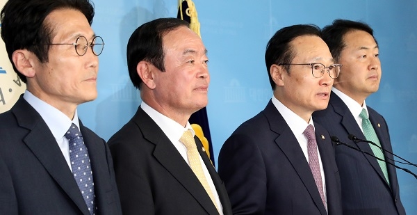 지난 22일 한국당을 제외한 여야 4당 원내대표가 국회 정론관에서 선거제, 공수처법 패스트트랙과 관련한 잠정 합의문을 발표했다 [뉴시스]