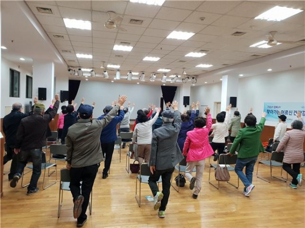 어르신들이 4월 5일 잠실7동 성당에서 낙상예방 근력운동을 배우고 있다