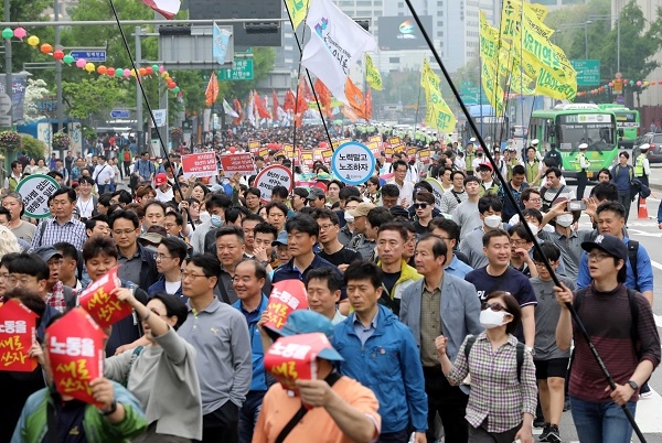 근로자의날인 지난해 5월 1일 서울 중구 태평로 서울광장에서 열린 ‘2018 세계 노동절 대회’를 마친 참석자들이 손 피켓을 들고 행진을 하고 있다. (사진-뉴시스)