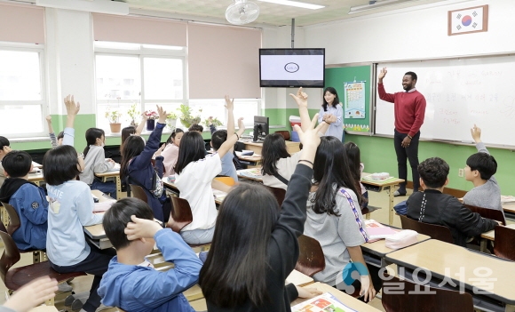 영남대 학생들이 경산시 정평초등학교에서 외국인 초청 세계이해교육을 진행하고 있다. 사진=영남대학교