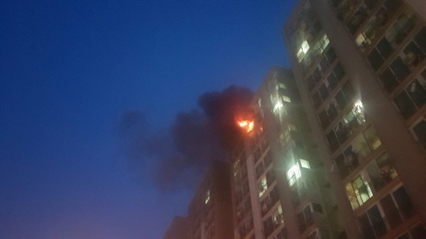 8일 오전 인천 부평구에 위치한 한 아파트 14층에서 불이나 불길이 솟구치고 있다. [사진=인천소방본부 제공]