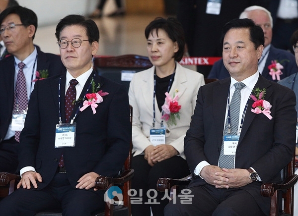2019 경기국제보트쇼 개막식에 참석한 이재명 경기도지사와 김두관 의원