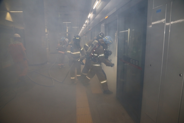 작년 5월 김포공항역에서 강서구청 및 관계기관들이 지하철 인명구조 훈련을 실시하고 있다.
