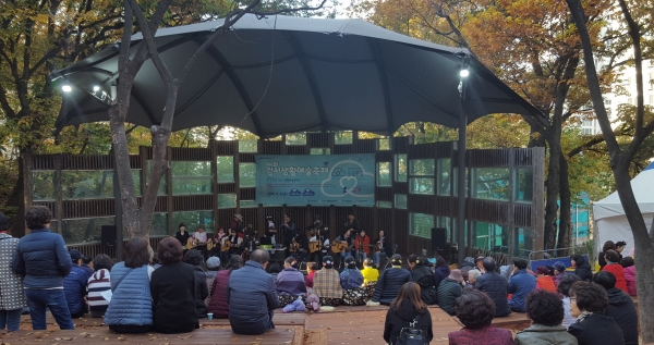 작년 11월 우장산 근린공원에서 제1회 생활예술축제 ‘강서는 뭉클뭉클’에서 기타 동아리 공연이 진행되고 있다.