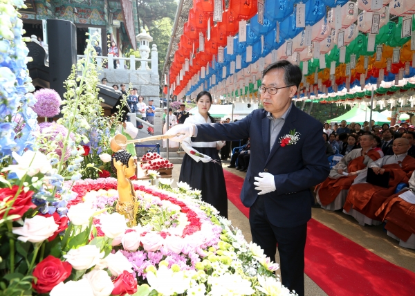 유성훈 금천구청장이 불기 2563년 부처님오신 날을 맞아 호압사 봉축법요식에 참석해 관불의식을 봉행하고 있다