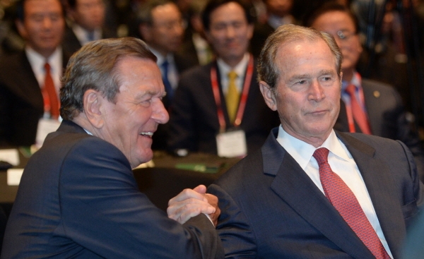 제7회 아시안리더십콘퍼런스 개회식에 참석한 게르흐트르 슈뢰더 전 독일총리(왼)와 조지 부시 전 미국 대통령(오).