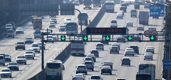 지난 1일 경기 성남시 경부고속도로 서울톨게이트에서 본격적인 귀성을 앞두고 양방향 차량이 증가하고 있다. [뉴시스]