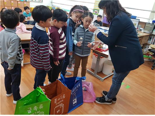 2018년 11월, 월곡초등학교 1학년 학생을 대상으로 성북구 육성 그린리더 강사가 재활용품 불리배출 방법을 안내하고 있다.