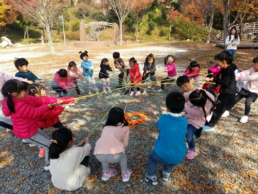 가학산 유아숲에서  햇님밧줄놀이를 즐기고 있는 유치원생들