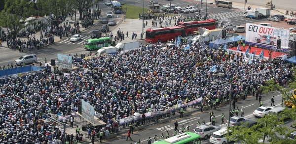 개인택시운송사업조합이 15일 오후 서울 종로구 광화문 광장에서 '타다 퇴출 요구 집회'를 열고 있다. [뉴시스]