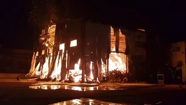 16일 오전 1시 4분경 충북 진천군에 위치한 한 숯가루 제조업체에서 불이 나 목재 연료를 태우고 있다. [사진=충북도소방본부 제공]