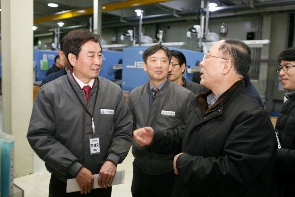 지난 2월 ㈜거산테크를 방문한 홍남기 경제부총리 겸 기획재정부장관에게 김경호 대표가 설비에 대해 설명하고 있다