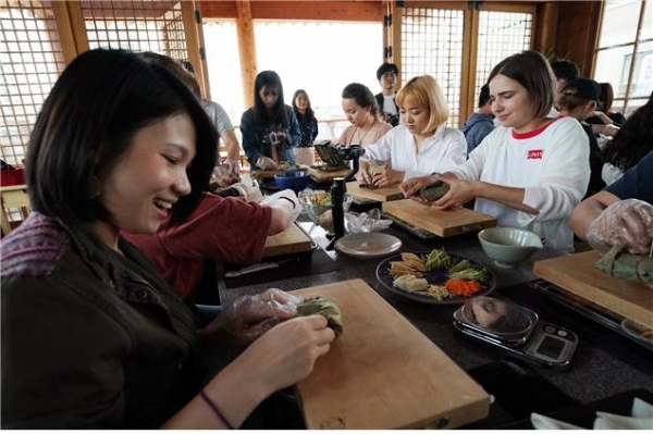 ▲‘2019 동대문구 외국인 팸투어’ 참가자들이 서울한방진흥센터에서 ‘연잎밥’을 직접 만들어 보고 있다.