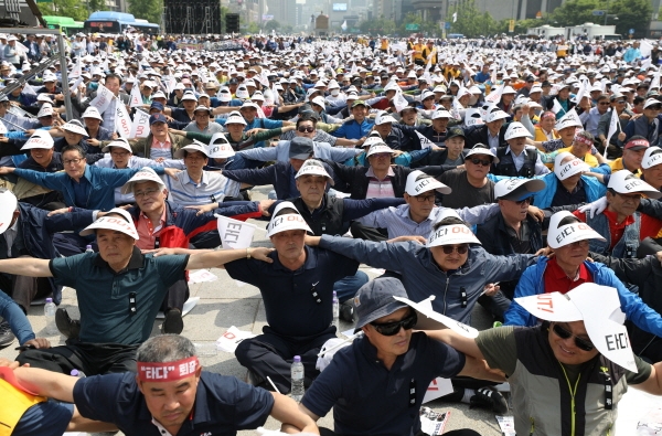 지난 15일 서울 종로구 광화문 광장에서 개인택시운송사업조합 주최로 ‘타다 퇴출 요구 집회’가 열렸다. [뉴시스]