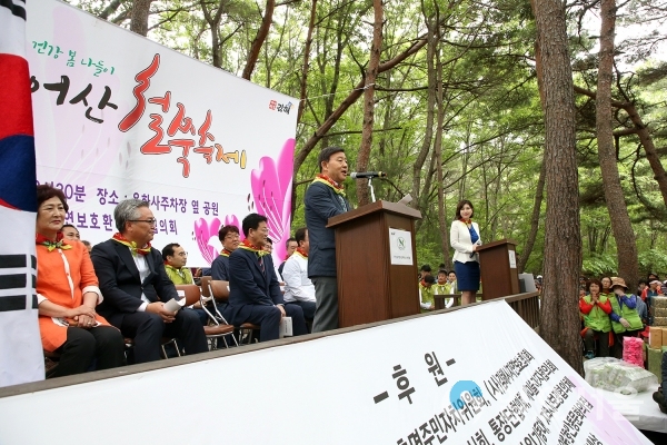 제16회 신어산 철쭉축제에서 인사말을 하고 있는 허성곤 시장     © 김해시 제공