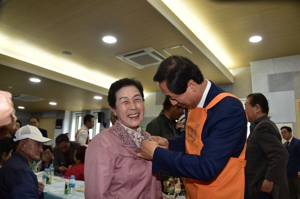 문석진 서대문구청장이 남가좌1동 어버이날 기념 경로 행사에서 한 어르신에게 카네이션 배지를 달아드리고 있다.