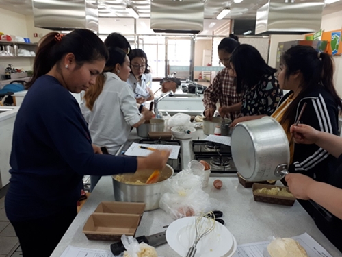 건강한 아이 출산을 위한 요리교실에 참여한 임산부들이 아이들이 먹울 수 있는 간식을 만들고있다.