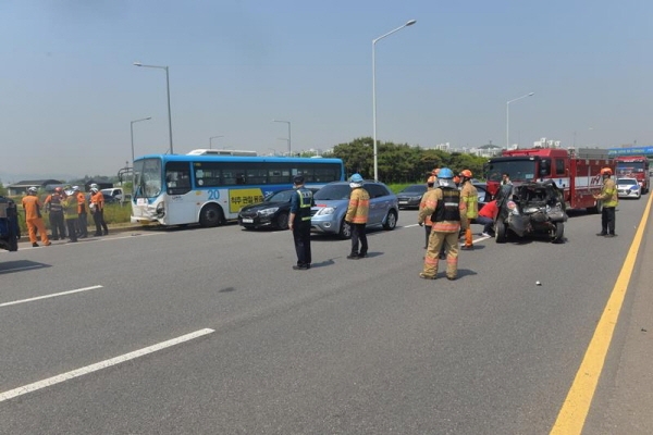 24일 오전 10시 46분경 김포시 고촌읍 신곡리의 한 도로에서 버스와 스파크 승용차 2대가 3중 추돌한 사고가 발생해 6명이 부상을 입었다. [사진=김포소방서 제공]
