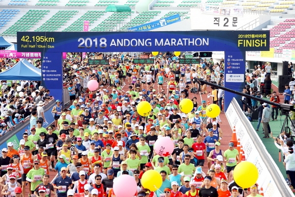 ‘2019 안동마라톤 대회’가 전국 6,718명 참가해 2일 8시 30분 안동시민운동장 출발한다. (사진= 지난해 마라라톤 대회)