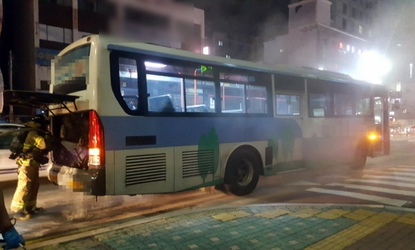 지난 30일 오후 9시 44분경 부산 수영구의 한 도로를 달리던 시내버스 엔진룸에서 연기가 발생, 승객 10여 명이 대피했다. [사진=부산경찰청 제공]