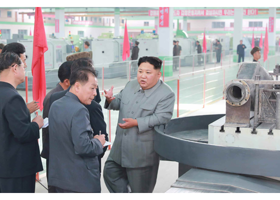 김정은 북한 국무위원장이 평남기계종합공장을 현지 지도하는 모습. [뉴시스]