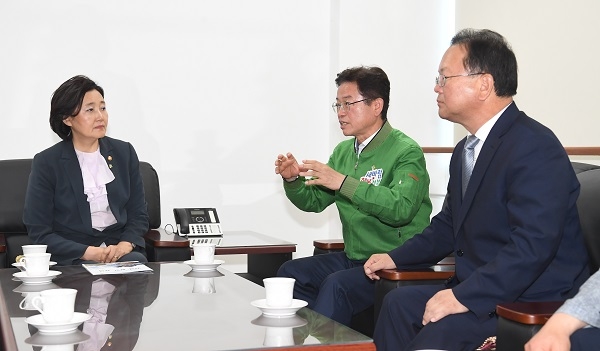 이철우 도지사(오른쪽 두번째)가 5일 구미를 방문한 박영선장관에게 지역현안에 대해 설명하고 있다.